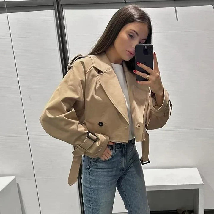 Modny krótki płaszcz damski typu trench z paskiem – Amelie-Beżowy-XS-Trend Polska
