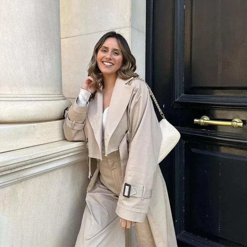 Modny krótki płaszcz damski typu trench z paskiem – Amelie-Beżowy-XS-Trend Polska