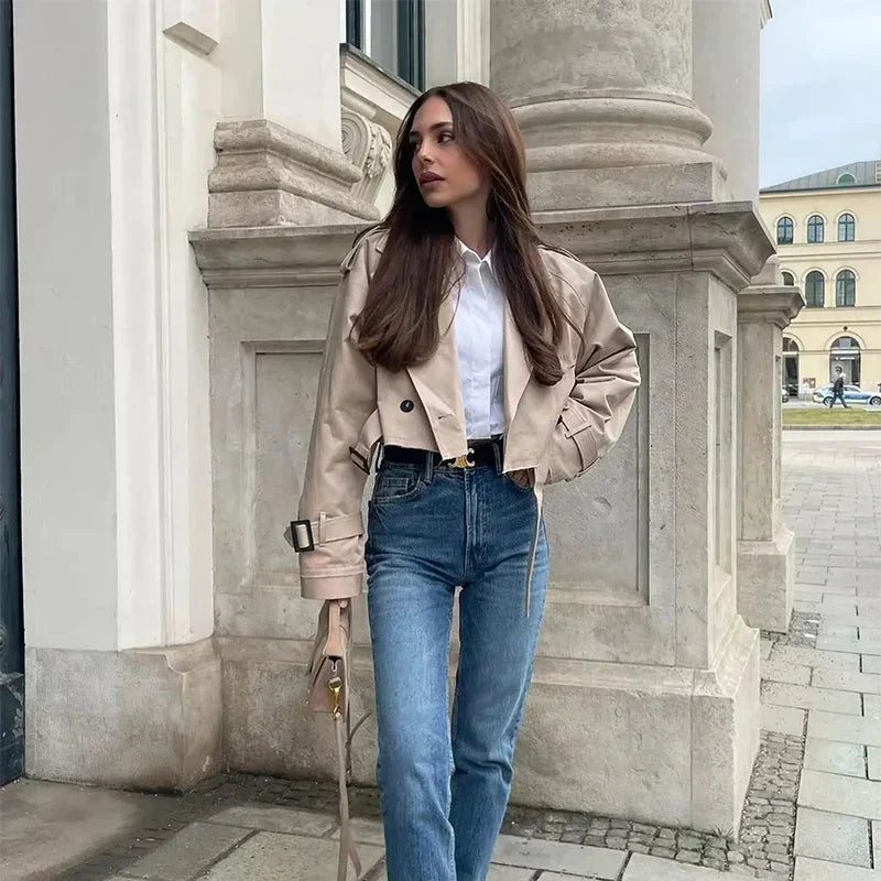 Modny krótki płaszcz damski typu trench z paskiem – Amelie-Beżowy-XS-Trend Polska