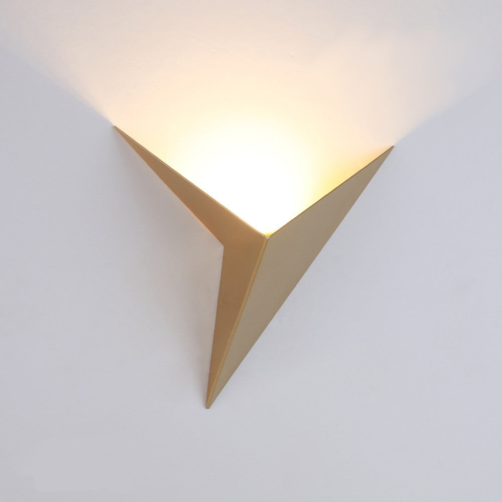 Nowoczesna Trójkątna Lampa Ścienna - TrigoLux-Złoto-Ciepły dowcip-Trend Polska