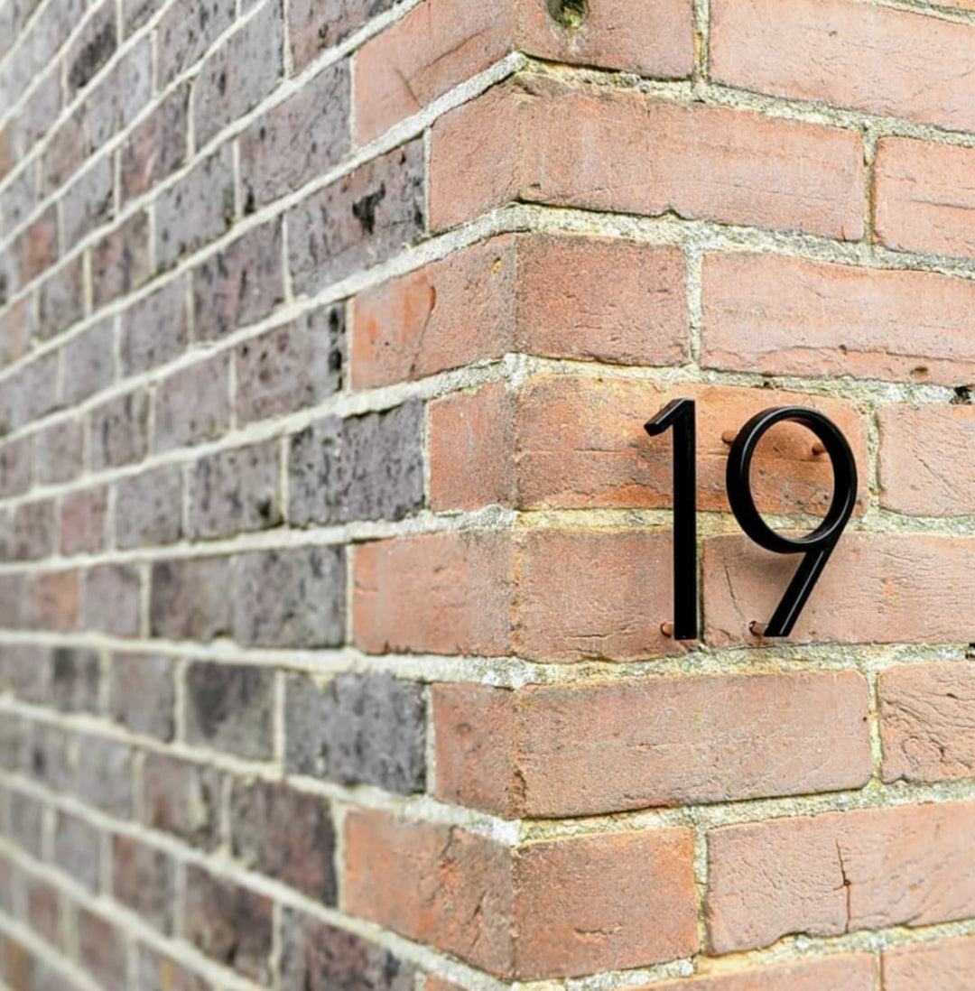 Nowoczesne czarne numery domów z zawieszonym projektem – Numbré-0-Trend Polska