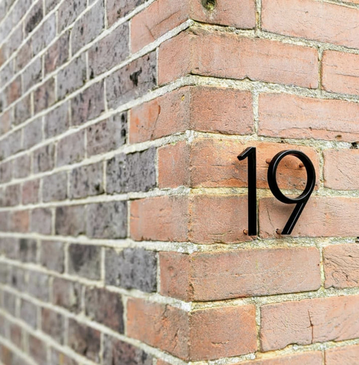 Nowoczesne czarne numery domów z zawieszonym projektem – Numbré-0-Trend Polska
