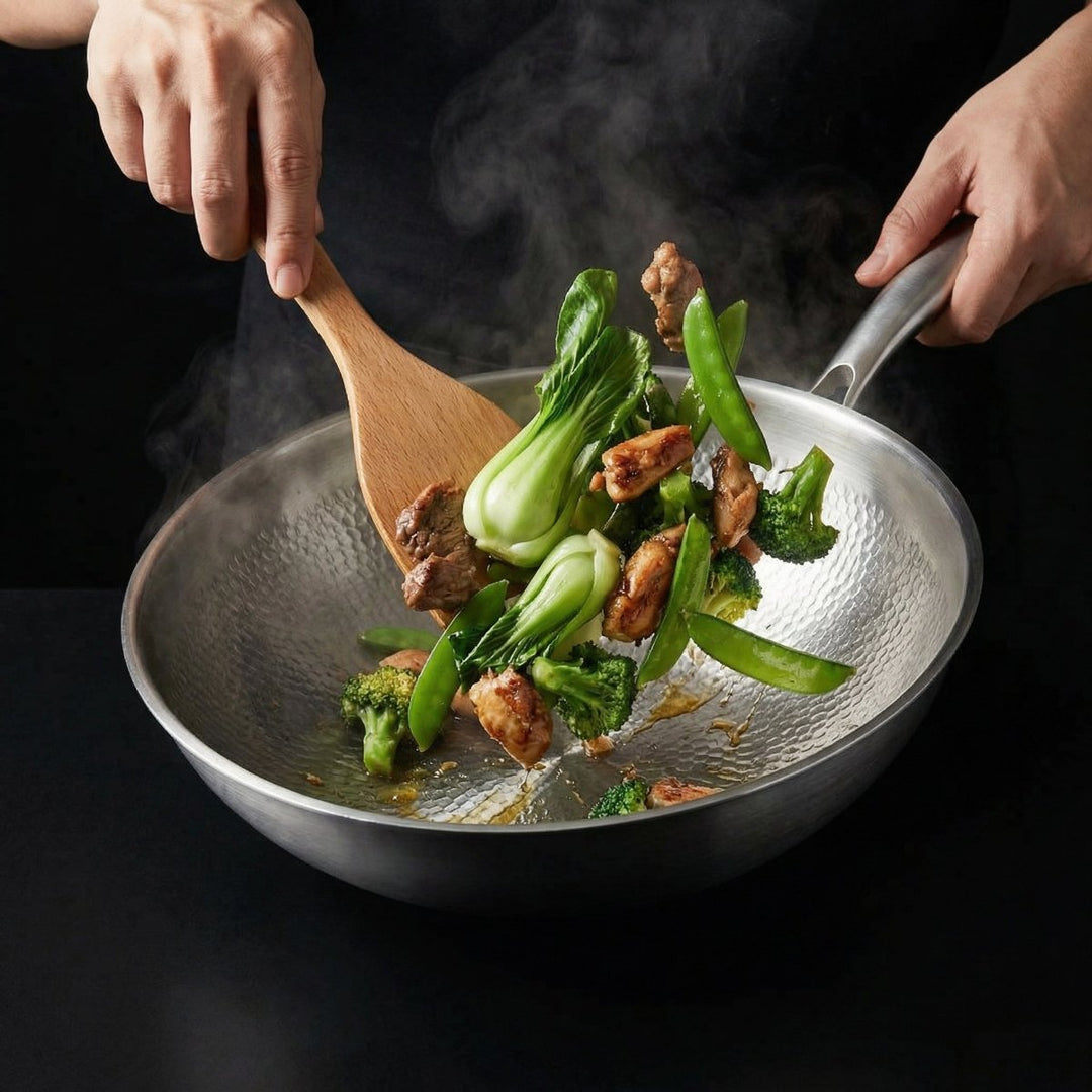 Dłonie mieszają drewnianą łopatką w woku kurczaka z pak choi, brokułami i groszkiem cukrowym nad parą. 8