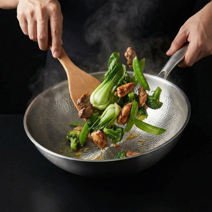 Dłonie mieszają drewnianą łopatką w woku kurczaka z pak choi, brokułami i groszkiem cukrowym nad parą. 8