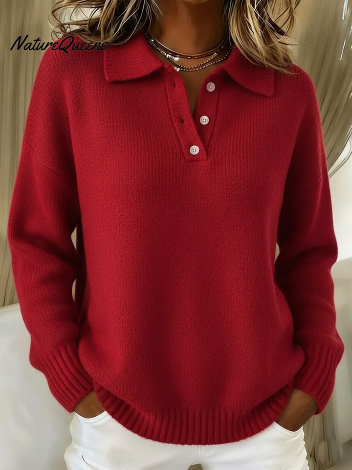 Czerwony sweter z dzianiny z kołnierzykiem polo i listwą guzikową, założony na modelkę w białych spodniach. 3