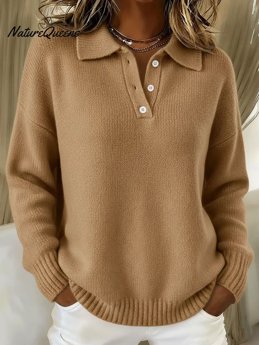 Sweter w karmelowym, beżowobrązowym kolorze z kołnierzykiem polo i ściągaczami przy rękawach, widoczny na modelce od przodu. 4