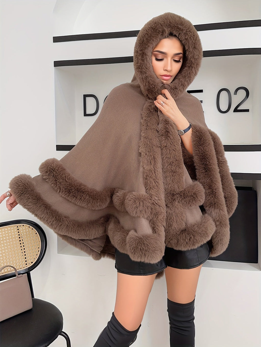 Oversized Furry Cape Jas dla Kobiet - Fiona-Brązowy-S-Trend Polska