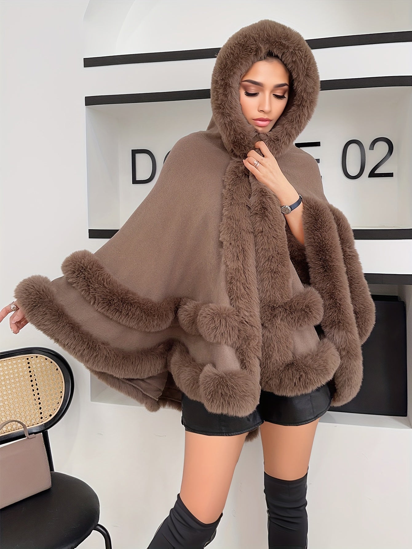 Oversized Furry Cape Jas dla Kobiet - Fiona-Brązowy-S-Trend Polska