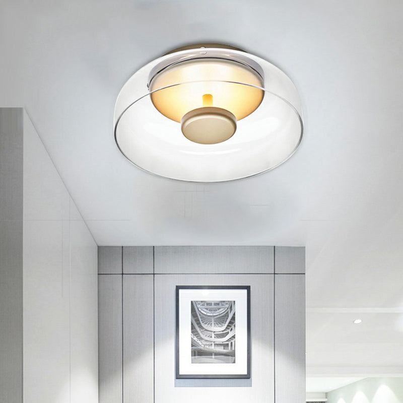 Lampa sufitowa z bezbarwnym szklanym kloszem i jasną oprawą w korytarzu z obrazem na ścianie 3