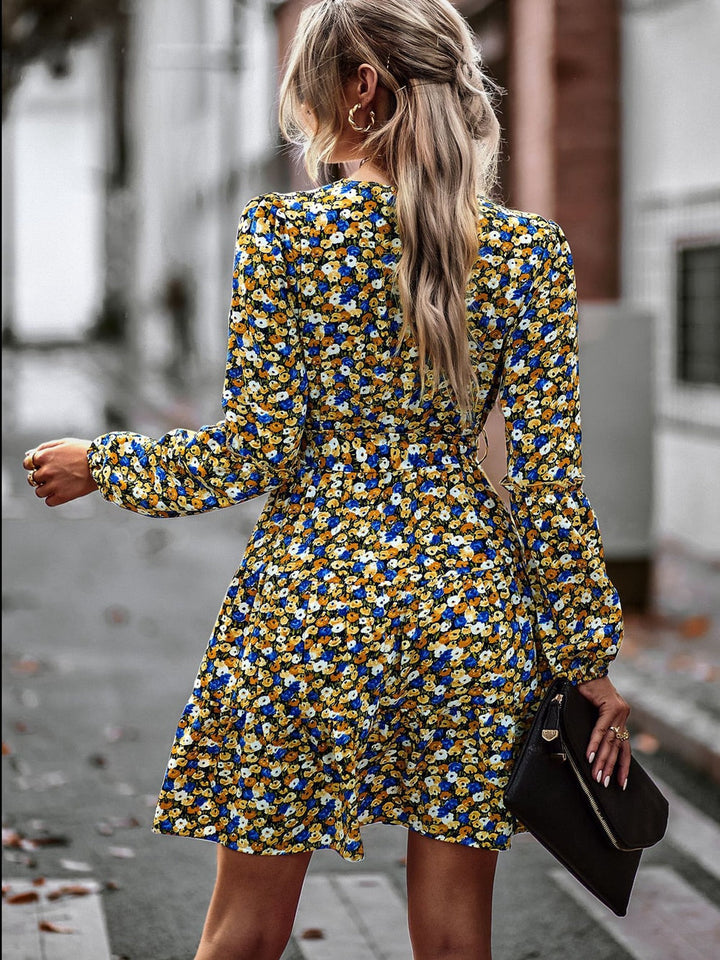 Rozkloszowana mini sukienka z paskiem i falbanami – Noëlle-XS-Trend Polska