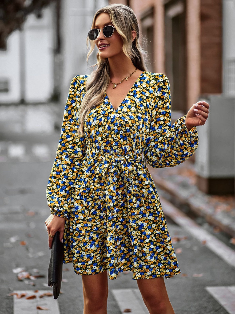 Rozkloszowana mini sukienka z paskiem i falbanami – Noëlle-XS-Trend Polska