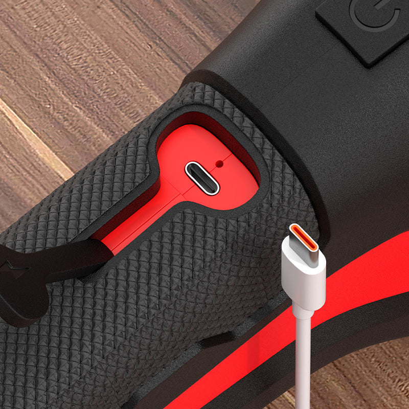 Zbliżenie na otwartą osłonę w rękojeści z portem USB-C i podłączonym białym kablem ładującym 5