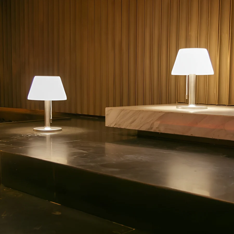Stylowa lampa stołowa na energię słoneczną - SolarLuxe-Trend Polska