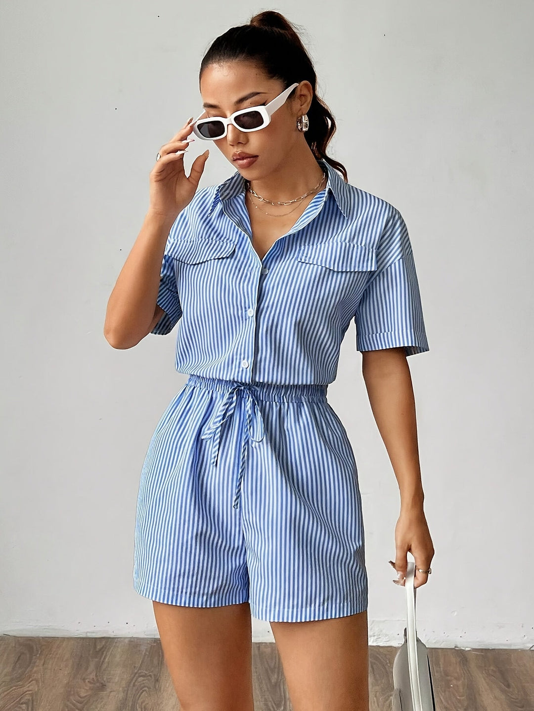 Stylowy damski jumpsuit z krótkimi rękawami na lato - PaskiŚwieże-S-Trend Polska