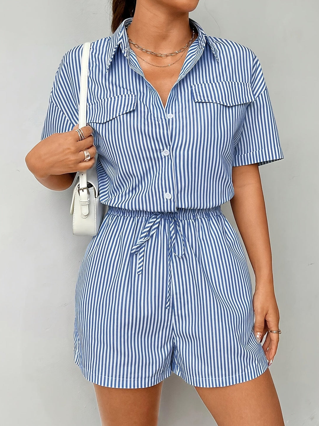 Stylowy damski jumpsuit z krótkimi rękawami na lato - PaskiŚwieże-S-Trend Polska