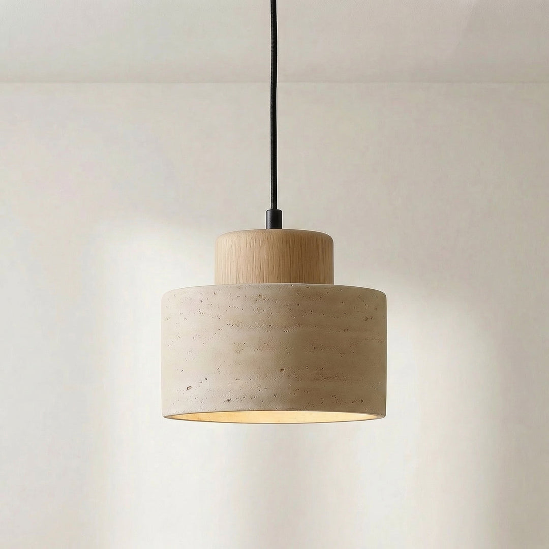 Ta sama lampa z trawertynu w wersji z jasnym drewnianym nasadem, na jasnym tle 7