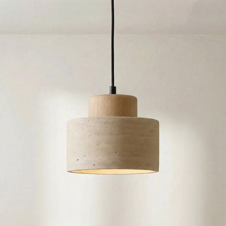 Ta sama lampa z trawertynu w wersji z jasnym drewnianym nasadem, na jasnym tle 7