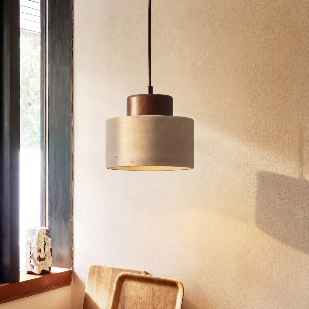 Pojedyncza lampa wisząca z ciemnym drewnianym elementem przy ścianie, obok okna i drewnianych tac 2