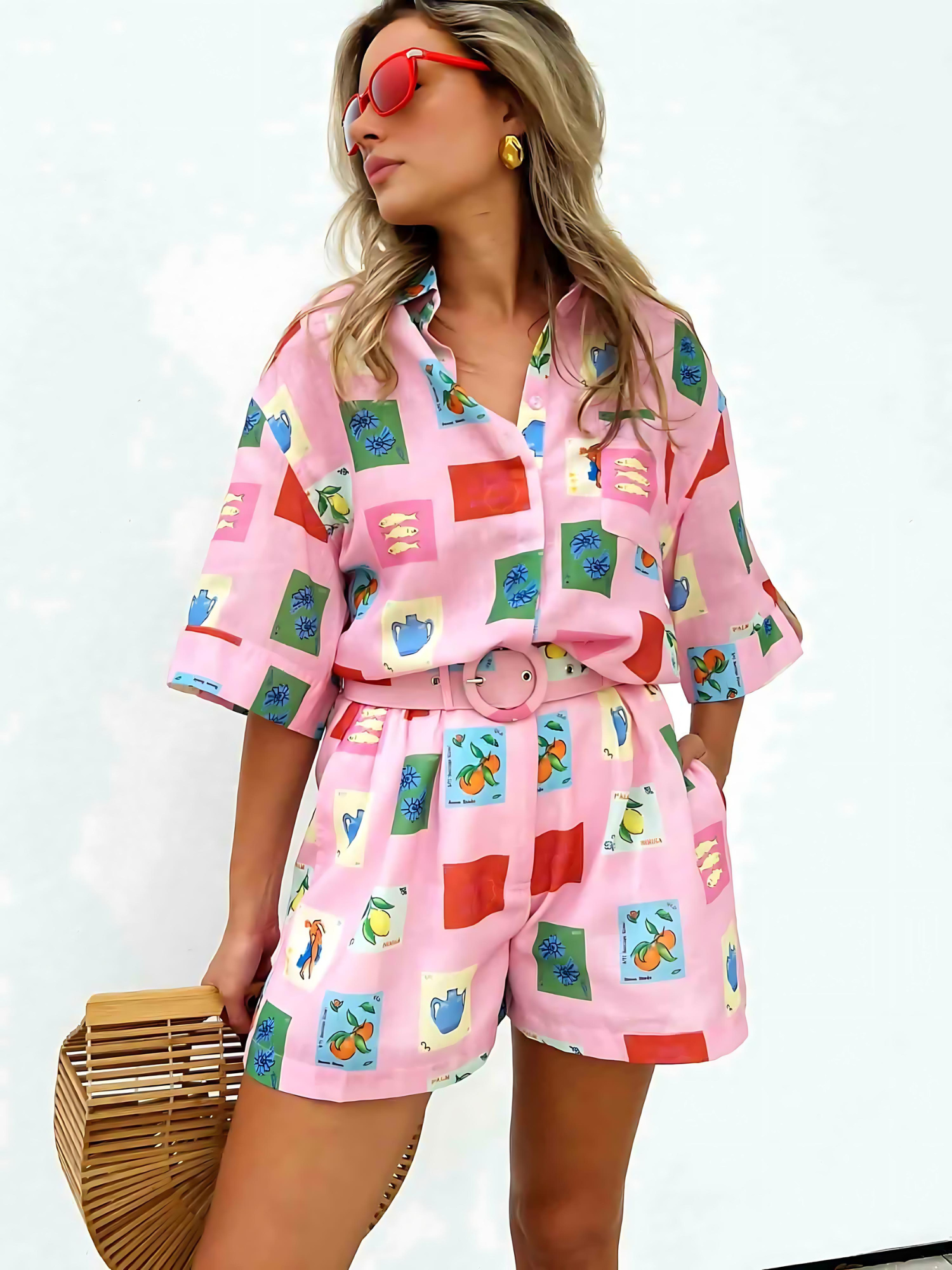 Trendy letnia kombinacja z kolorową bluzką i szortami - SonneSet-S-Trend Polska