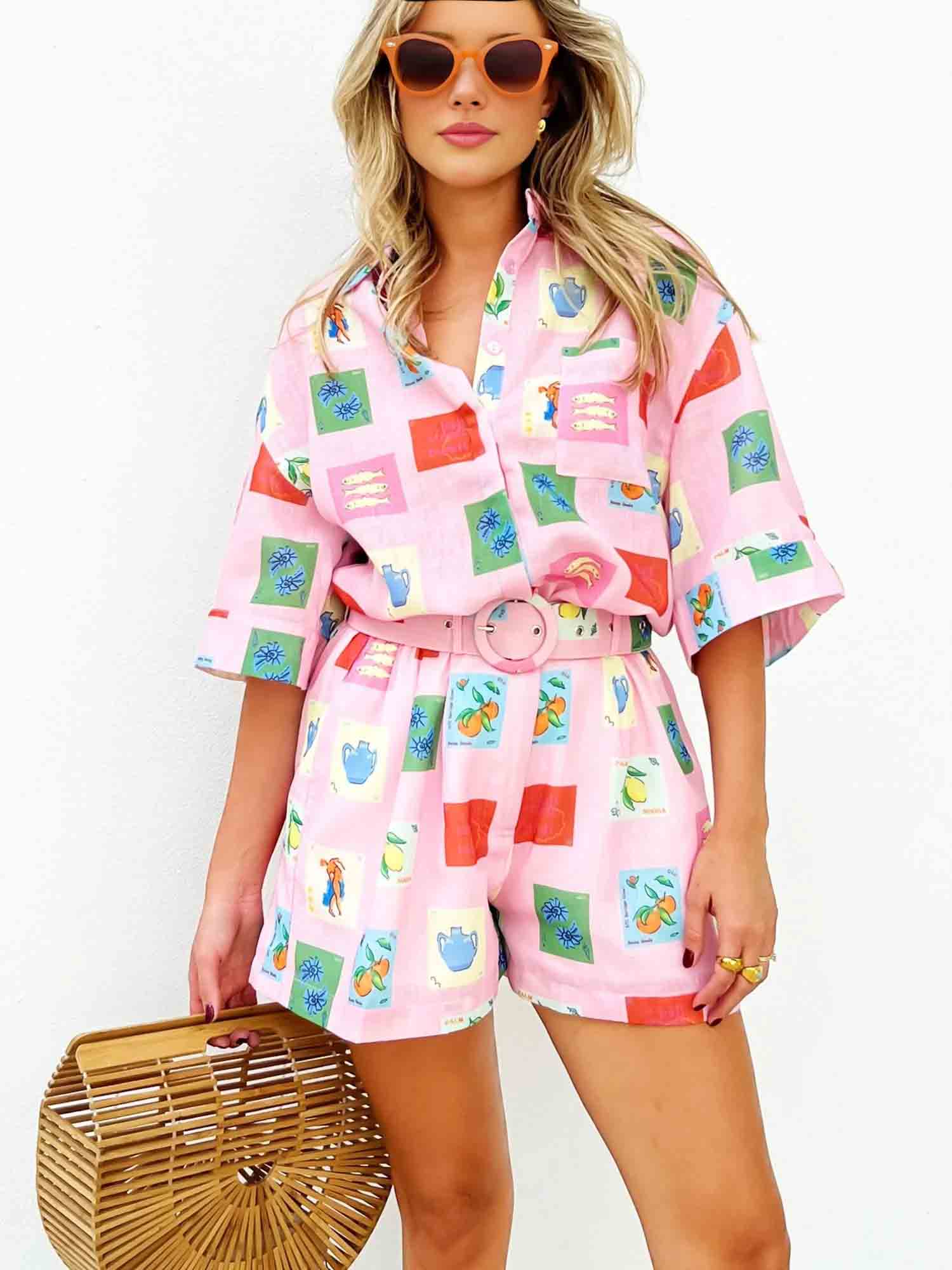 Trendy letnia kombinacja z kolorową bluzką i szortami - SonneSet-S-Trend Polska