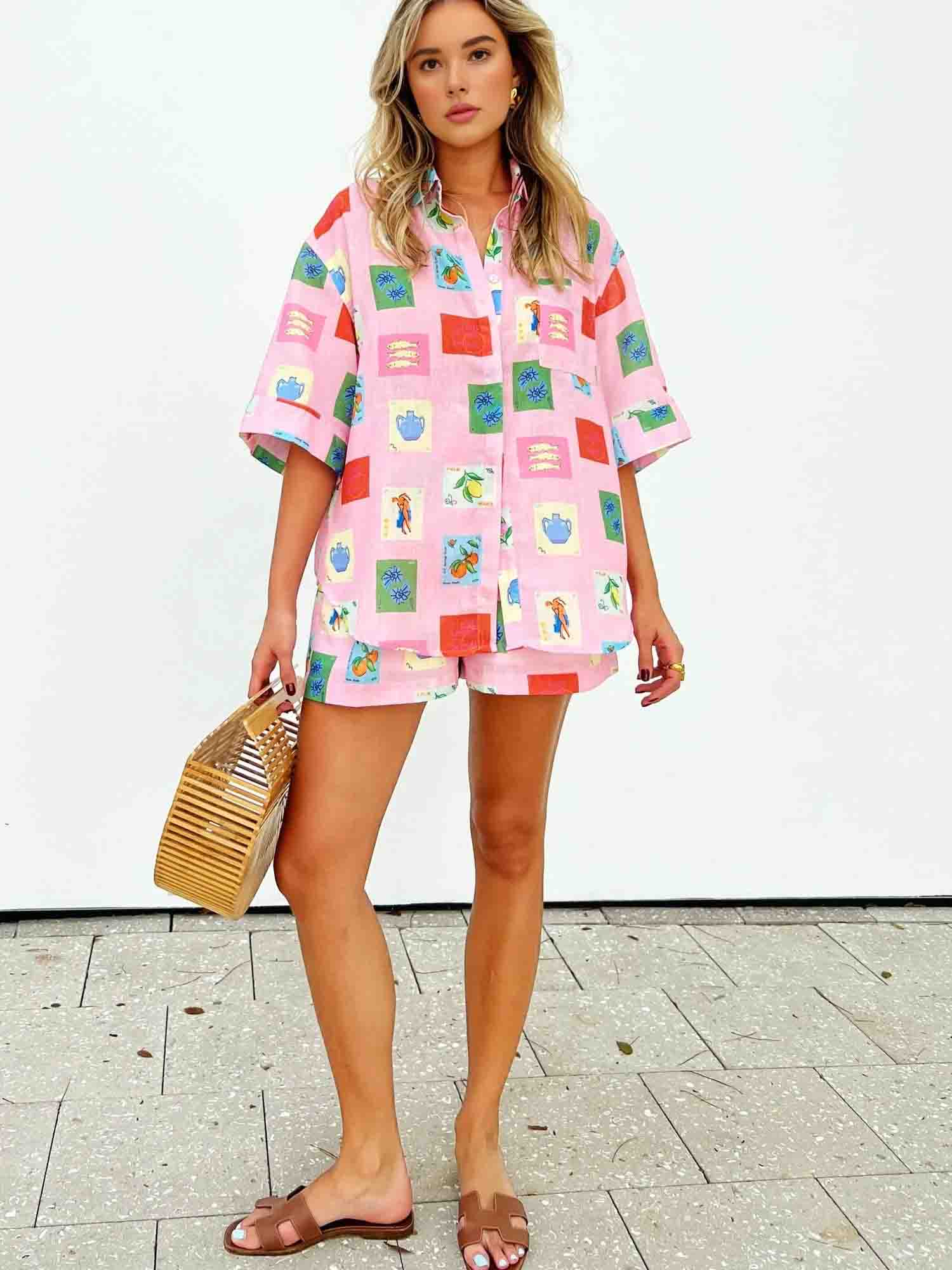 Trendy letnia kombinacja z kolorową bluzką i szortami - SonneSet-S-Trend Polska