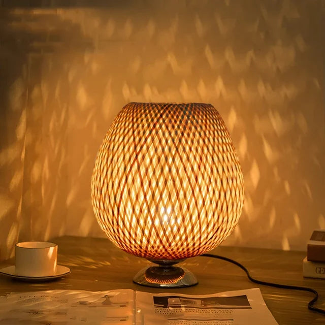 Vintage Lampa na stół z bambusa - TimberGlow-Mała metalowa podstawa H30 cm * B23 cm-Trend Polska