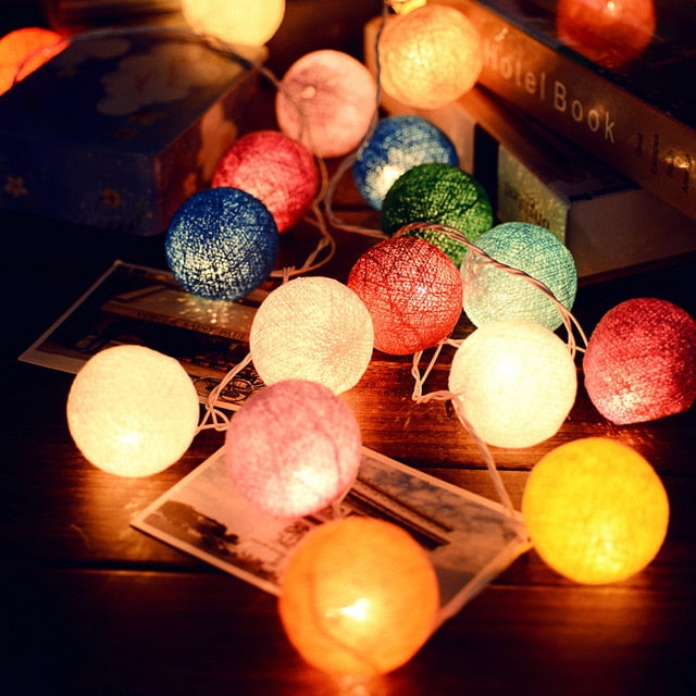 Wesoła bawełniana świecąca lina z kulkami - LumiBall-Feestvibe-1,5 metra 10 lampków-USB-Trend Polska