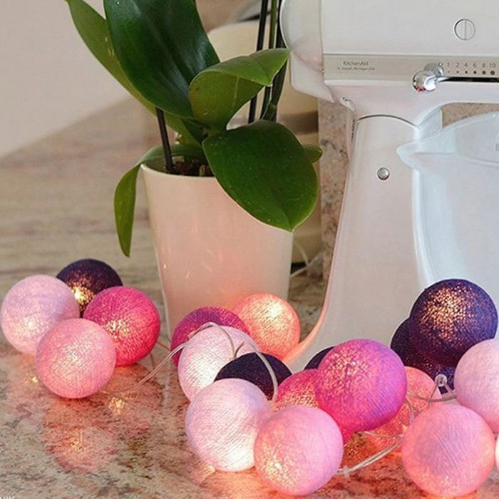 Wesoła bawełniana świecąca lina z kulkami - LumiBall-Lawenda-1,5 metra 10 lampków-USB-Trend Polska