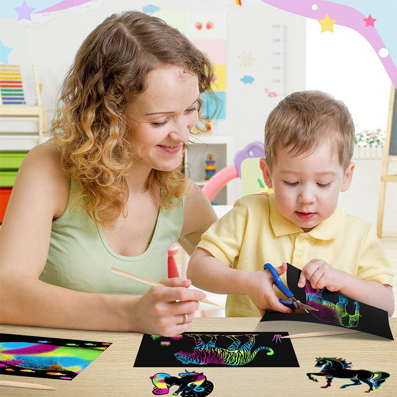 Zestaw Kart do Zeskrobania w Magicznych Tęczowych Kolorach – ColorBurst-50× papier + 4× karty szablonowe + 5 magicznych ołówków + 1× pędzelek i temperówka-Trend Polska